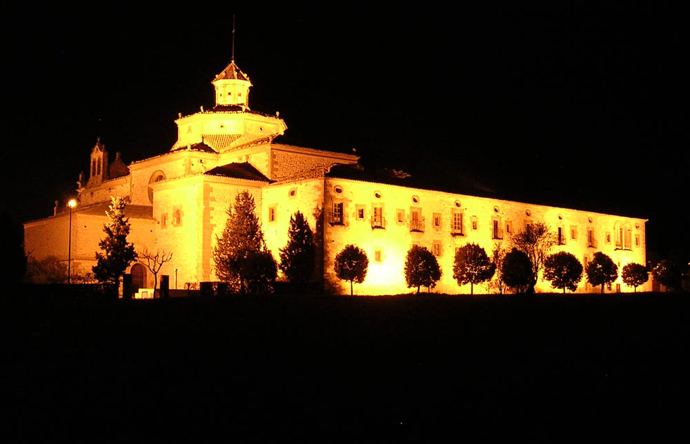 Vista nocturna e iluminada del Santuario San Ramón